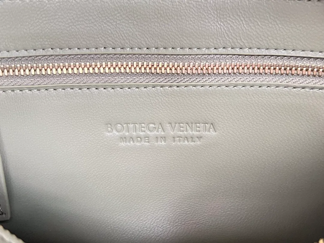 #B家 New model is coming! 709360 BRICK CASSETTE armpit bag, the traditional woven logo is instantly recognizable✅ Large grid weaving has always been fashionable, and the armpit bag is even more fashionable and foreign-style. Elegant big brick 🧱 Sheepskin material is light and comfortable, with a huge sense of capacity and space. Dark layer inside. Practical interior and fashionable appearance design. Durability and temperament coexist. Elegant big brick. Come and plant the same underarm bag from star Zhou Yutong! Dimensions: 28x14x10